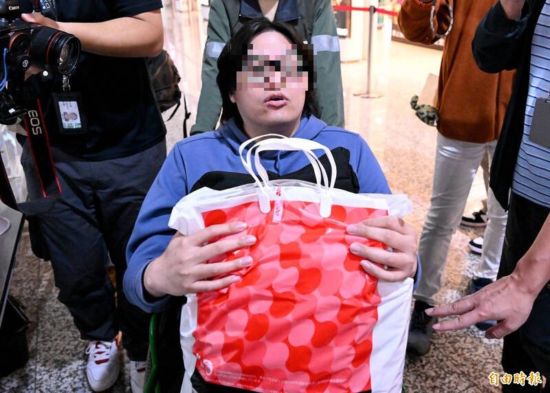 陈男在桃机说，他是转发Threads贴文，正常人都看得出是反串文，会把它当真的人是脑子有问题。（记者朱沛雄摄）