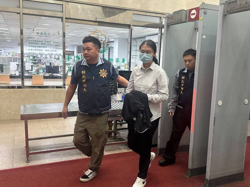 律师孙全平（中）涉泄密给诈团，检察官谕知30万元交保。（记者吴升儒摄）