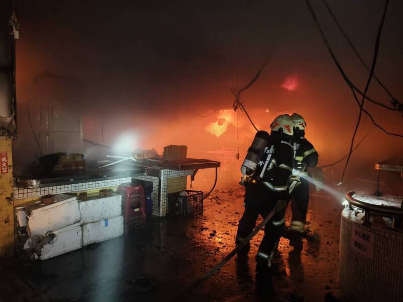 马公北辰市场凌晨大火，1楼摊商多处摊位遭火舌吞噬。（澎湖县政府消防局提供）