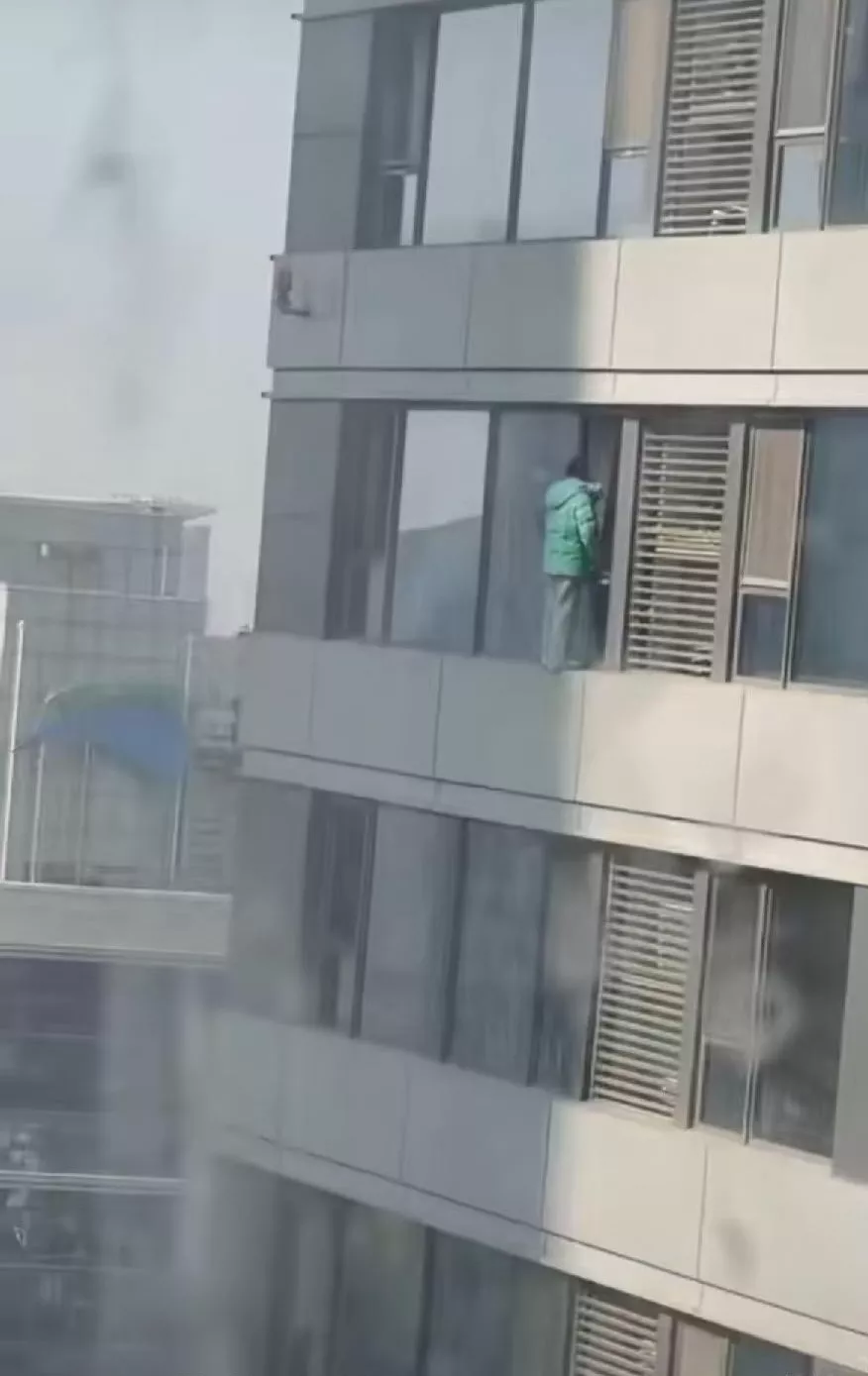 石家庄万象城一女子坠楼,目击者称心里不是滋味