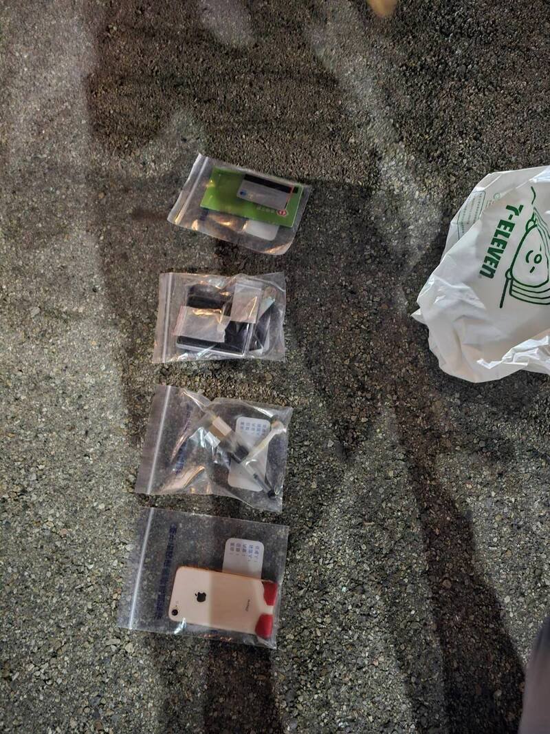 警方逮捕林男查扣手机、存折及提款卡等赃证物 。（记者邱俊福翻摄）