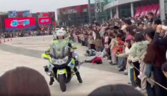 中国重机表演惊见「女警三宝」!撞翻一排小孩...先关心车状况
