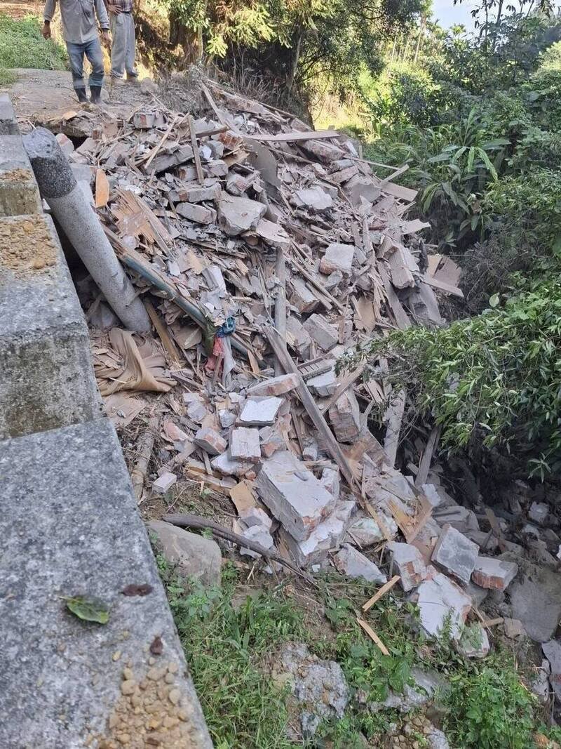 南投山区又遭乱倒事业废弃物，经查量体超过15吨，警方已掌握行为人将移送法办。（民众提供）