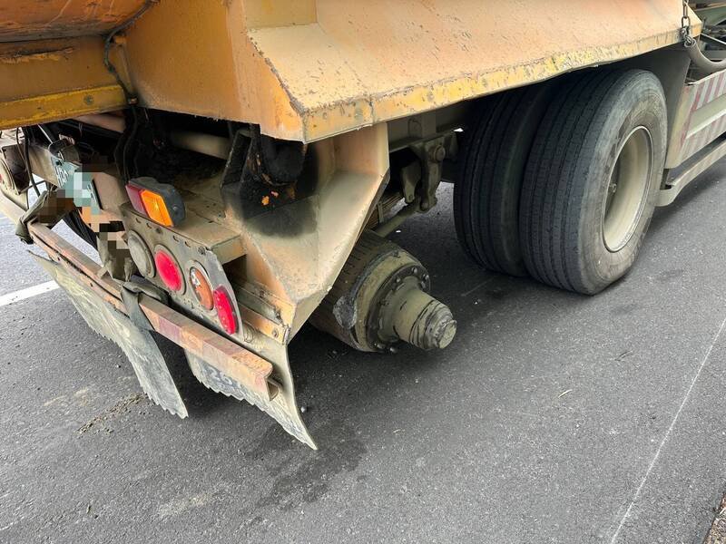 曳引车右后轮螺丝断裂，右后两轮脱落滚至车道上。（民众提供）