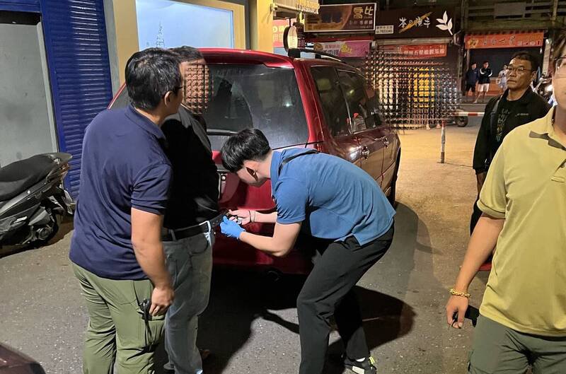 警方11日晚上在学甲区拦截围捕涉嫌开枪的庄姓犯嫌到案。（麻豆分局提供）