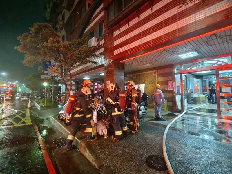 新北市八里一处社区大楼惊传火灾，传出一名妇人身亡，屋内堆满回收物，起火原因仍待调查厘清。（消防提供）