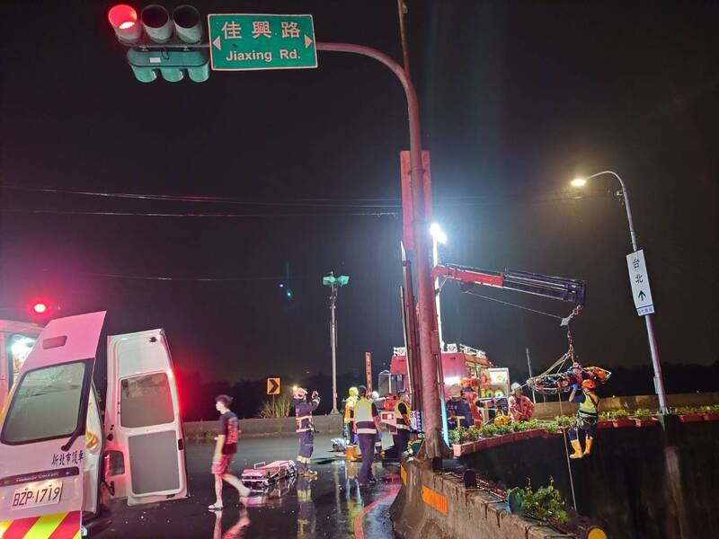 消防人员出动吊挂设备救援。（记者徐圣伦翻摄）