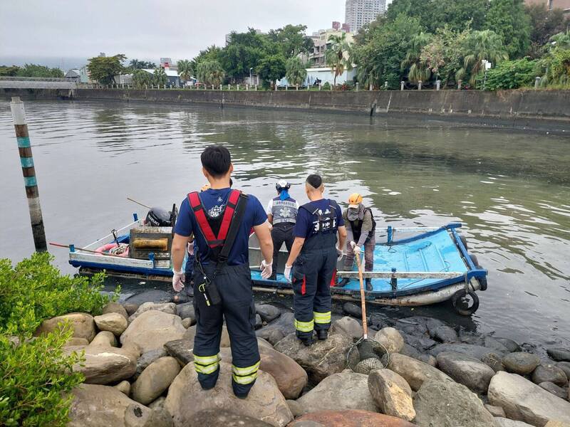 警消利用环保局清洁船协助将掉落河里的老翁救起。（民众提供）