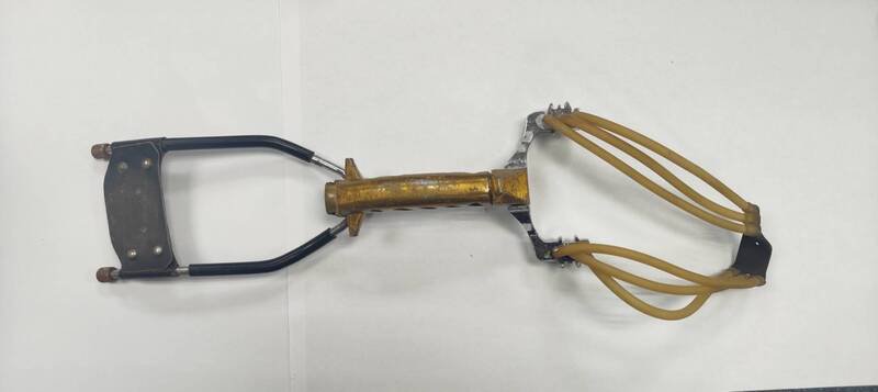 警方查扣作案用的强力弹弓。（记者黄佳琳翻摄）