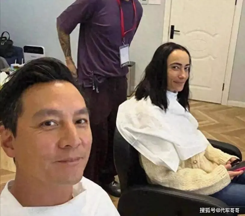 吴彦祖47岁妻子近照曝光,被网友吐槽:"丑"的可怕