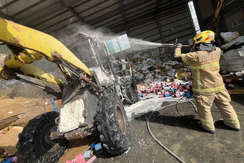 回收场的铲装机起火。(民众提供) 回收场的铲装机起火。(民众提供)