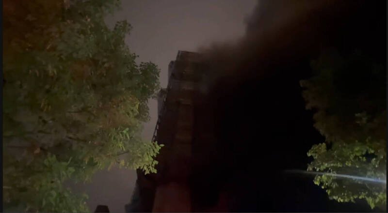 北市松山区一处都更工地大火。（记者郑景议翻摄）