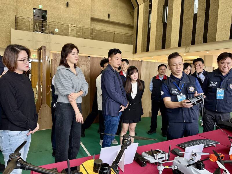 北市议员进行「数位科技战情中心暨特勤装备攻坚演练」考察。（记者王冠仁翻摄）