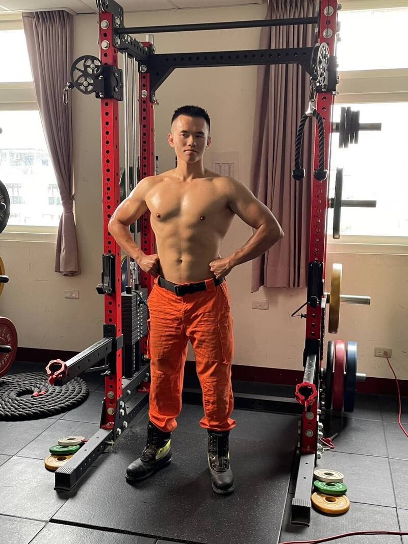 2026新竹县消防局形象月历，图为宝山分队汤士霁。（新竹县消防局提供）