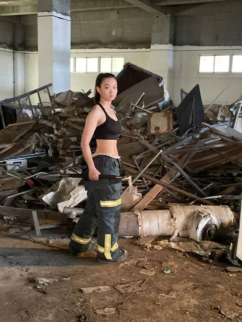 2026新竹县消防局形象月历，图为湖口分队张淑惠。（新竹县消防局提供）