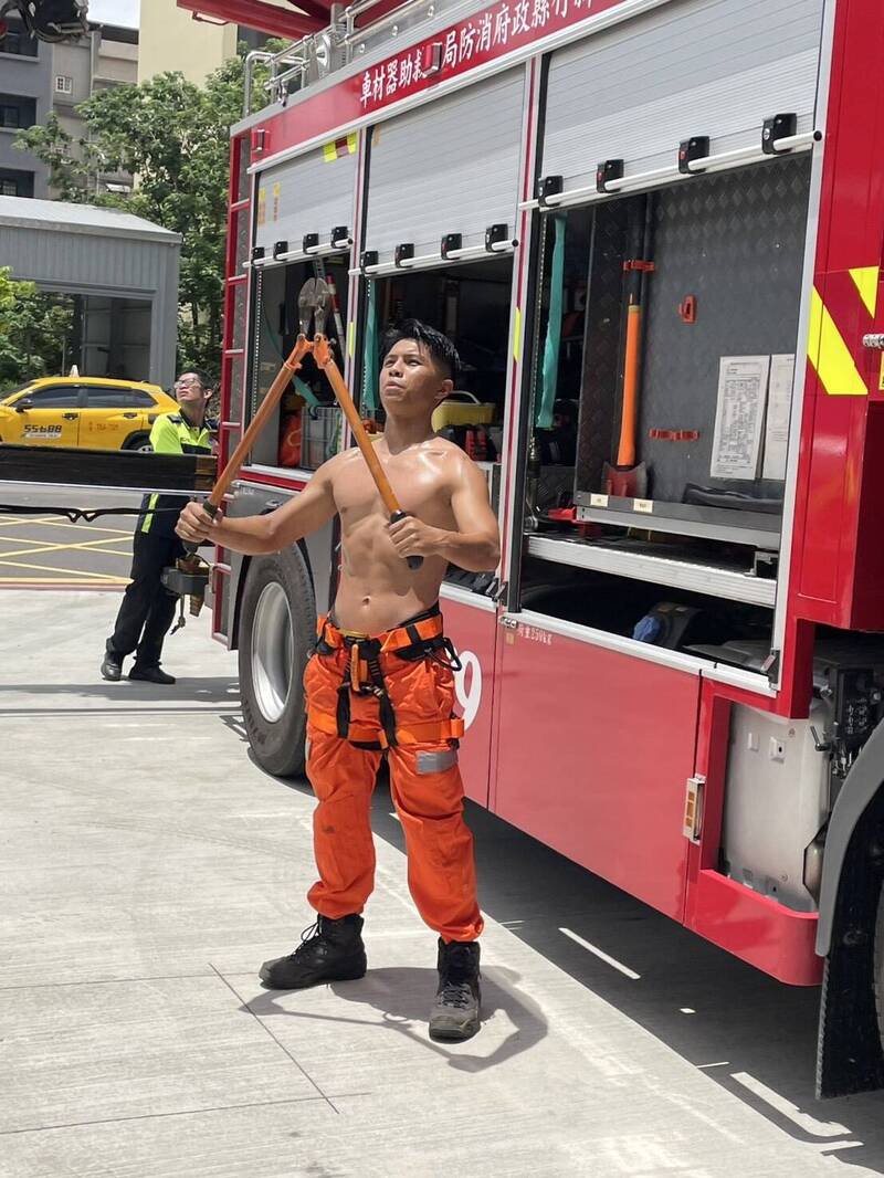 2026新竹县消防局形象月历，图为田埔分队李旭嘉手持救灾器材入镜。（新竹县消防局提供）