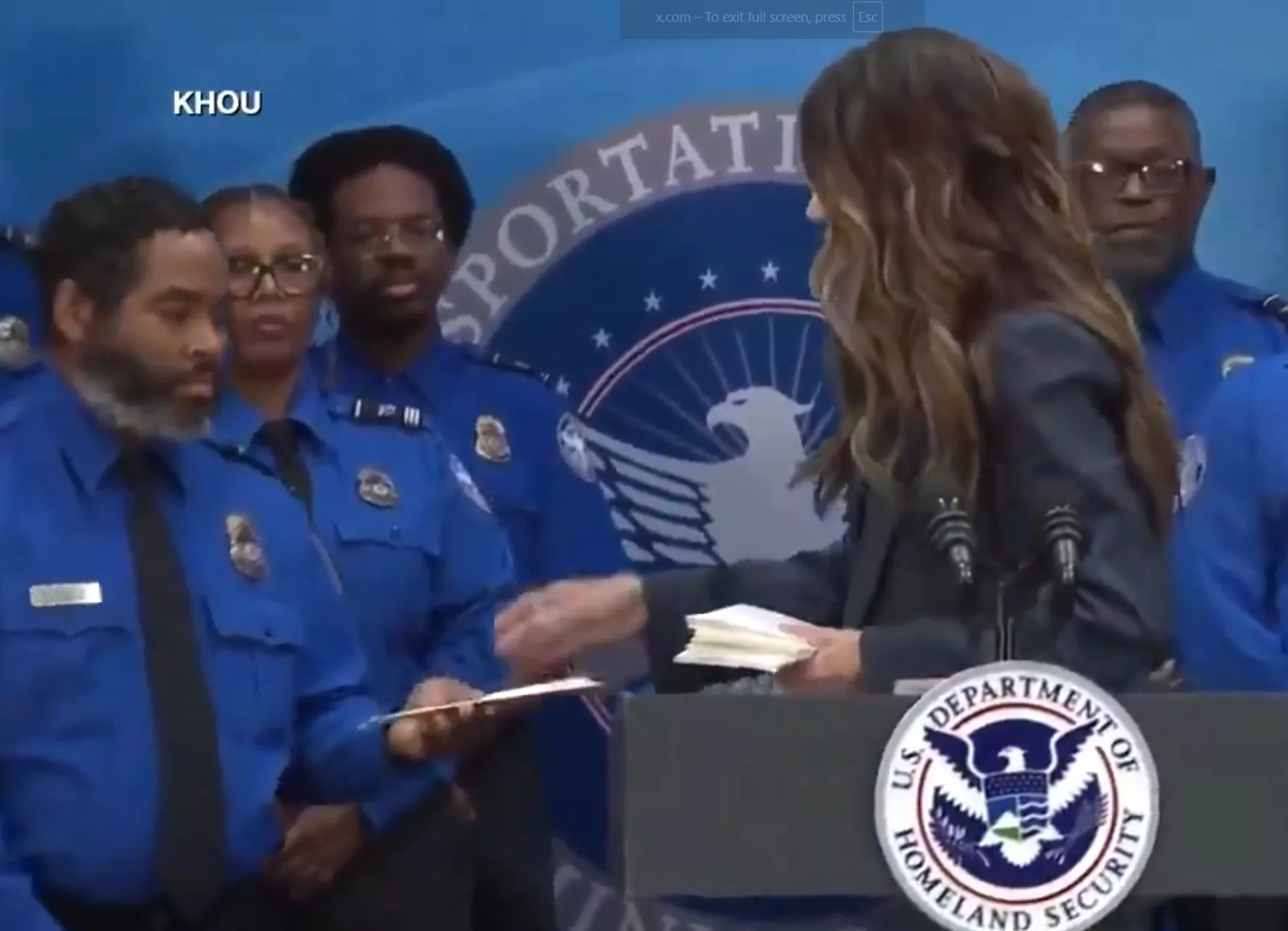 国土安全部长到机场发$1万奖金支票 TSA员工惊呆