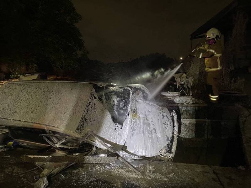 休旅车卡在水沟火烧车，消防员扑灭。（民众提供）