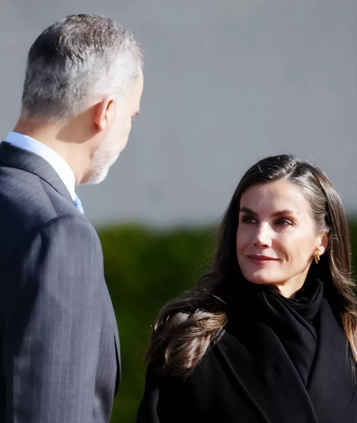 西班牙王后成都看茶艺,法令纹太明显挺尴尬