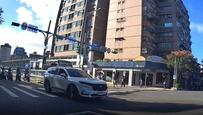 车辆煞不住，停在斑马线上。（记者郑景议翻摄）