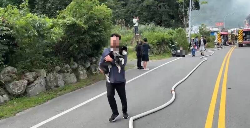 狗主抱回逃亡柴犬。（民众提供）