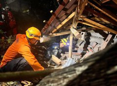 影片曝光!印尼爪哇岛山崩致2死21失踪 救援队全力搜救中