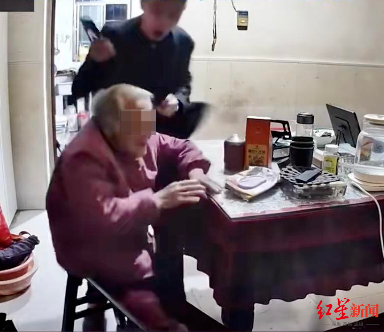 男子殴打92岁母亲 邻居:老母亲曾拿500元想保儿子回家