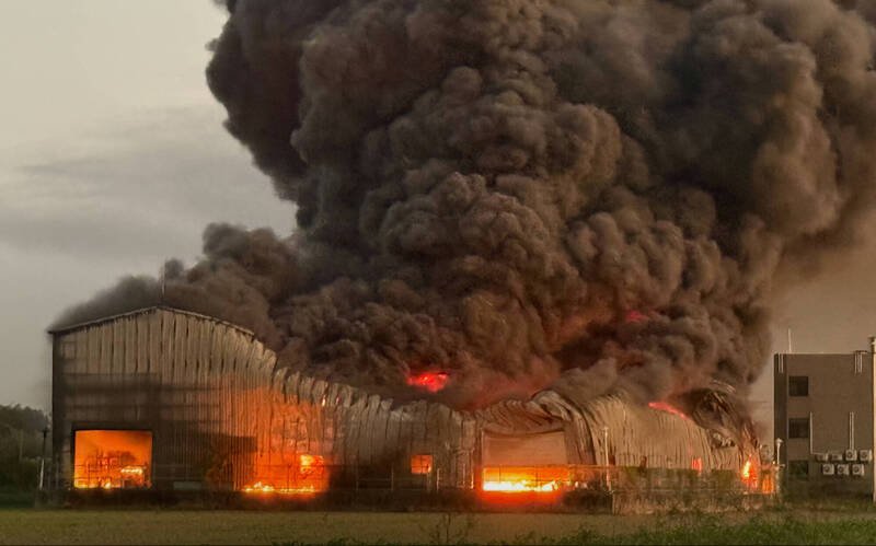 台南安定区中荣里工厂火警随风向改变，空气品质影响范围扩大至台南及高雄14个行政区。（读者提供）