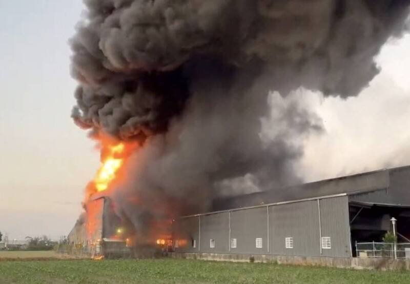 安定区中荣里废水处理公司厂房发生大火，浓烟不断窜出。（民众提供）