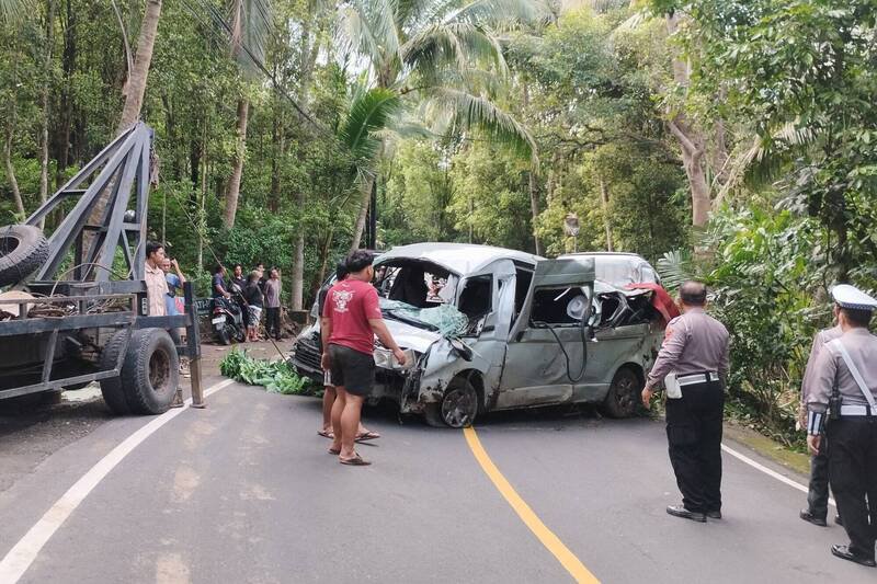 印尼度假胜地峇里岛（Bali）今天发生小型巴士车祸，造成中国游客5人死亡、8人受伤。（美联社）