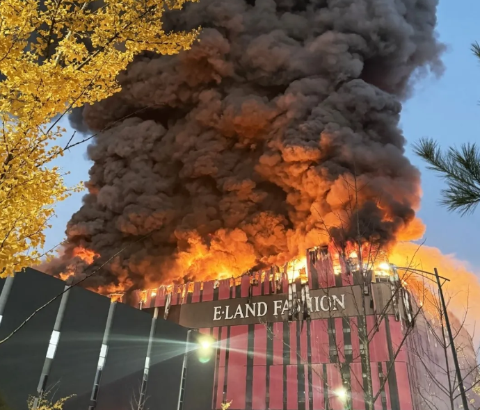 南韩忠清南道天安市衣恋集团物流中心发生大火。（图撷自「kangwhi」Threads）