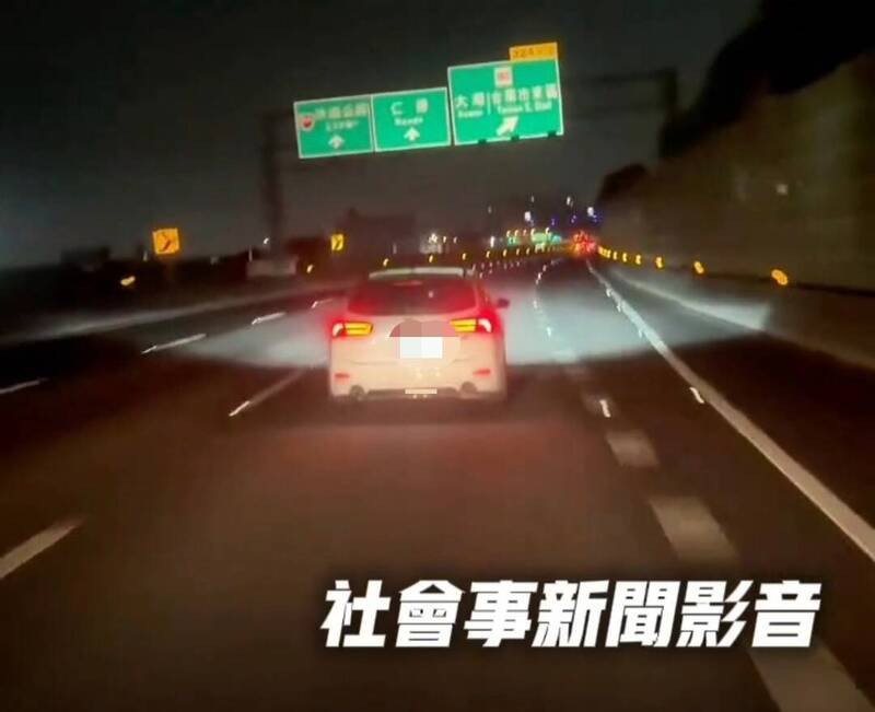 白色轿车被指控恶意逼车，国道警方出手了。（取自《社会事新闻影音》）