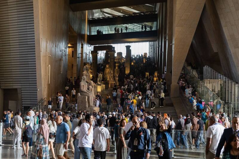 全球最大单一文明博物馆「大埃及博物馆」1日正式开幕至今，所带来的参观人潮和「埃及热」迭起不断。（彭博）