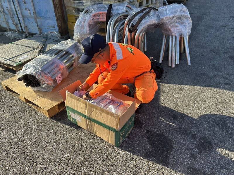 海巡署金马澎分署第9（金门）岸巡队料罗商港安检所从金门寄往高雄货物拦检中，查获中国农药（氟胺氰菊酯条）200包。（金门岸巡队提供）