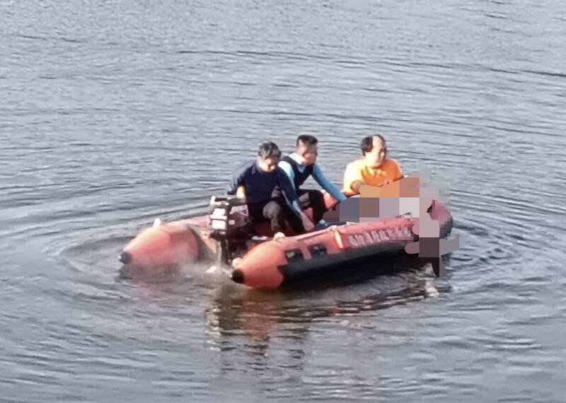 学甲华宗桥将军溪传落水事件，消防人员将落水老翁救起送医。（民众提供）