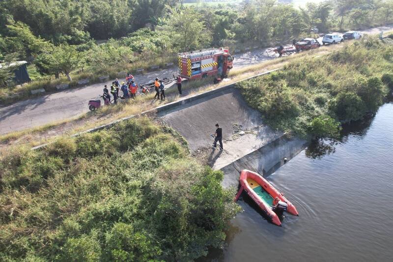 学甲华宗桥将军溪传落水事件，消防人员将落水老翁救起送医。（民众提供）