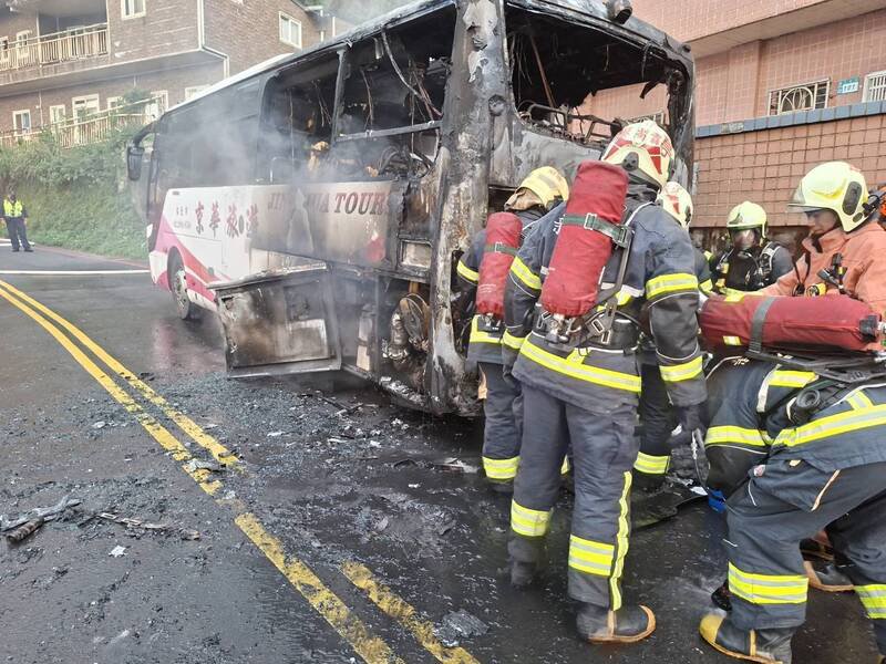 1辆停在新北市瑞芳区汽车路上的游览车，今天下午4时许突然起火燃烧，还好起火时，车上乘客已经全数下车前往九份老街旅游，消防队员赶抵迅速灭火，幸无人受伤，但猛烈的火势将游览车烧成废铁，虚惊一场。（记者林嘉东翻摄）