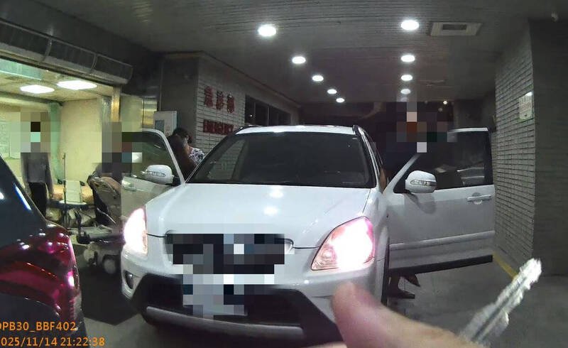 男子在警车引导开道下，顺利把孕妻送到医院生产。（警方提供）