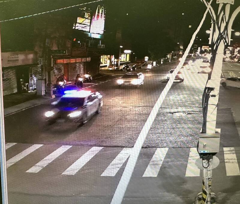 警车一路鸣笛，载有孕妇的车子紧跟在后。（警方提供）