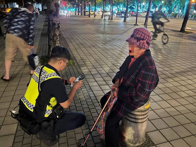 员警发现赖妇在耶诞城人潮中格格不入，即刻上前帮忙。（记者徐圣伦翻摄）