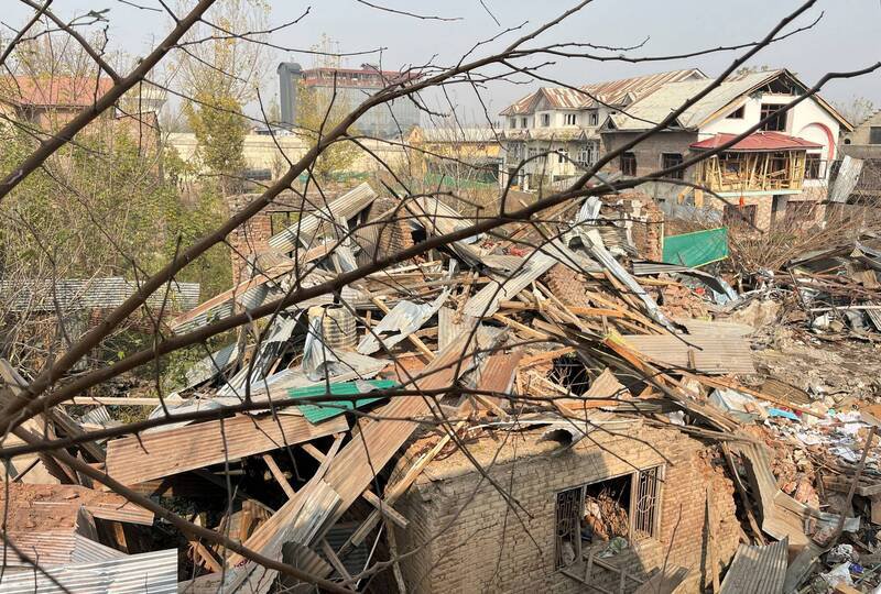 印度克什米尔地区一间警局发生爆炸，警察局几乎被震垮。（路透）