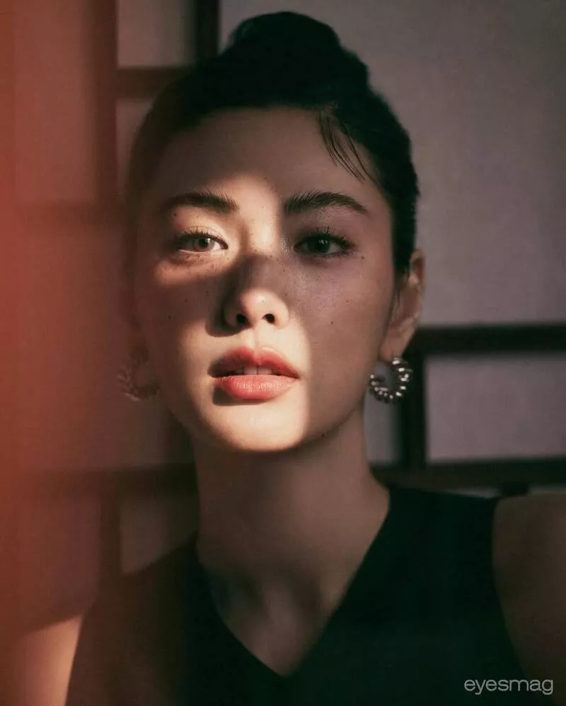 勇!“世界第一美女”遭劫财 和母亲联手压制歹徒