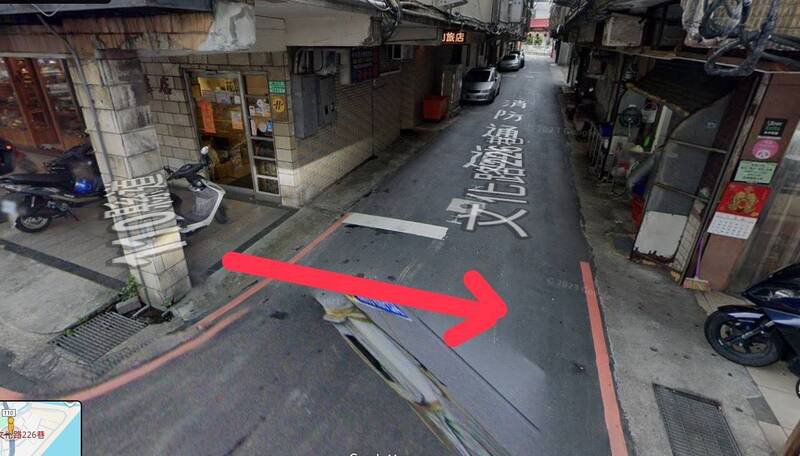 一对情侣行经莺歌文化路不到三公尺窄巷，被警员各开罚500元罚单。（记者吴仁捷翻摄）