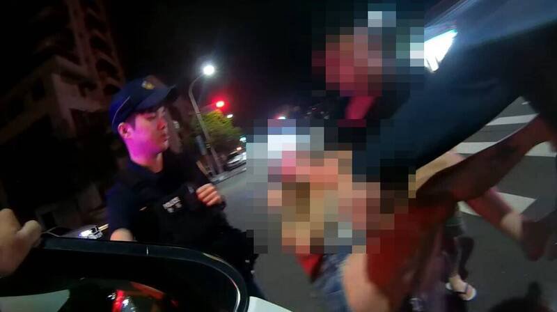 台中谢姓女子近日唱KTV突然昏迷，友人发现焦急抱著下楼就医，刚好碰到执勤员警，坐上警车火速送医。（记者陈建志翻摄）