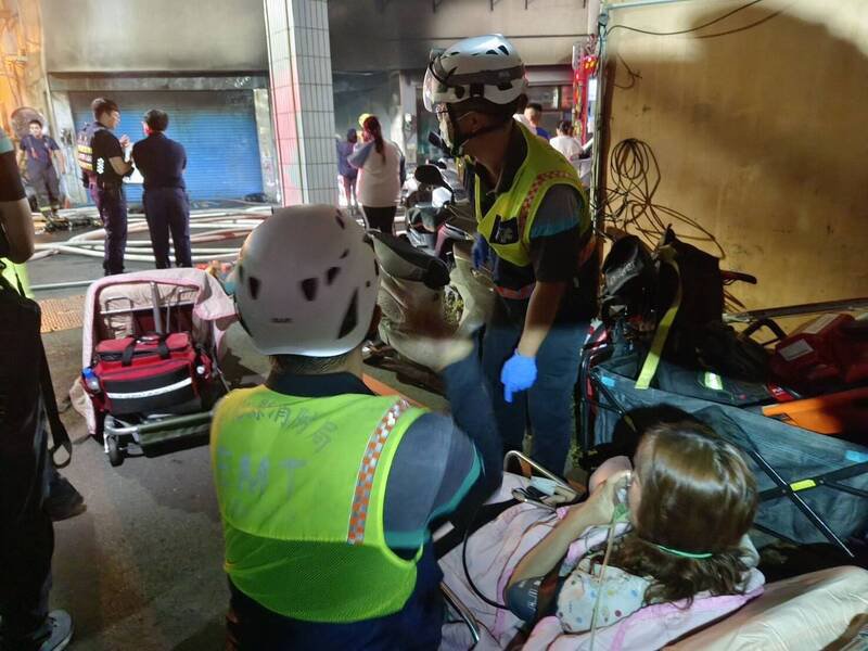 不少住户被浓烟呛伤送医。（图由消防局提供）