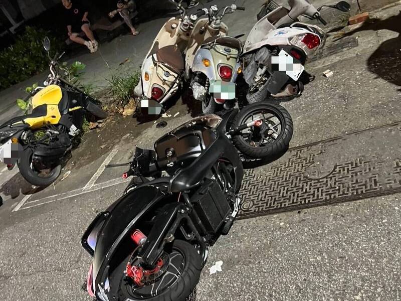 高雄少年骑微电二轮车闯红灯拒检连撞4车受伤送医。（民众提供）