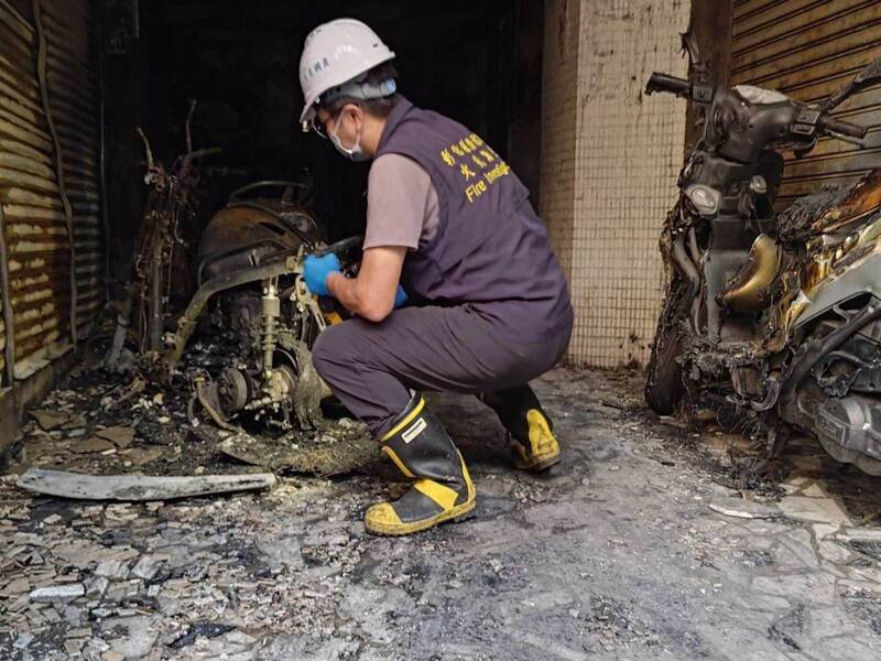 彰化县消防局火调科人员重返火场勘验起火点的机车。（图由消防局提供）