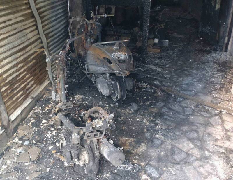 大楼入口处的机车疑为起火点，被烧到只剩骨架。（图由警方提供）