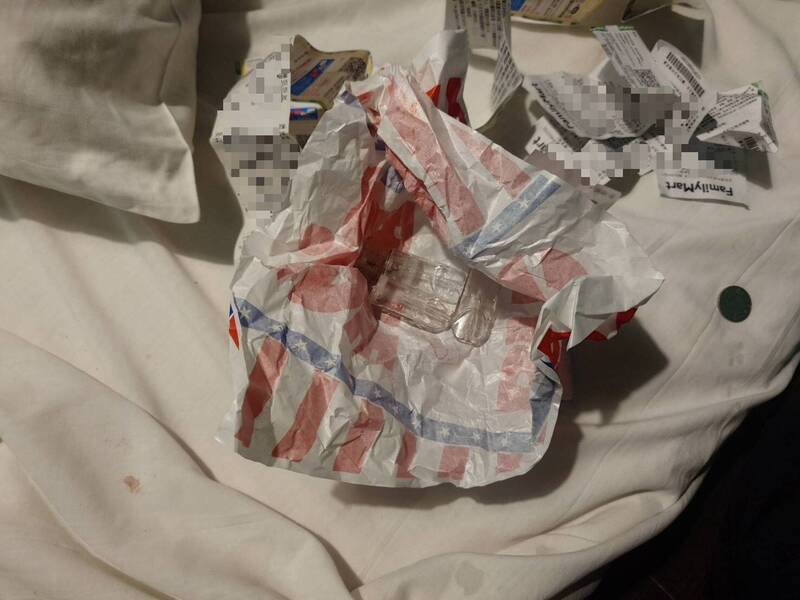 房务人员打扫房间时，发现大亨堡包装纸中有使用过的烟弹。（记者王冠仁翻摄）