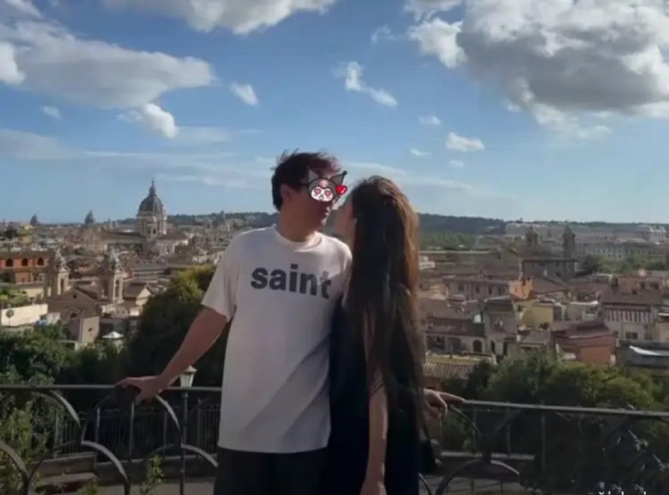 撑不住了！懒懒变卖王思聪送的奢侈品 分手传言怕是已成真